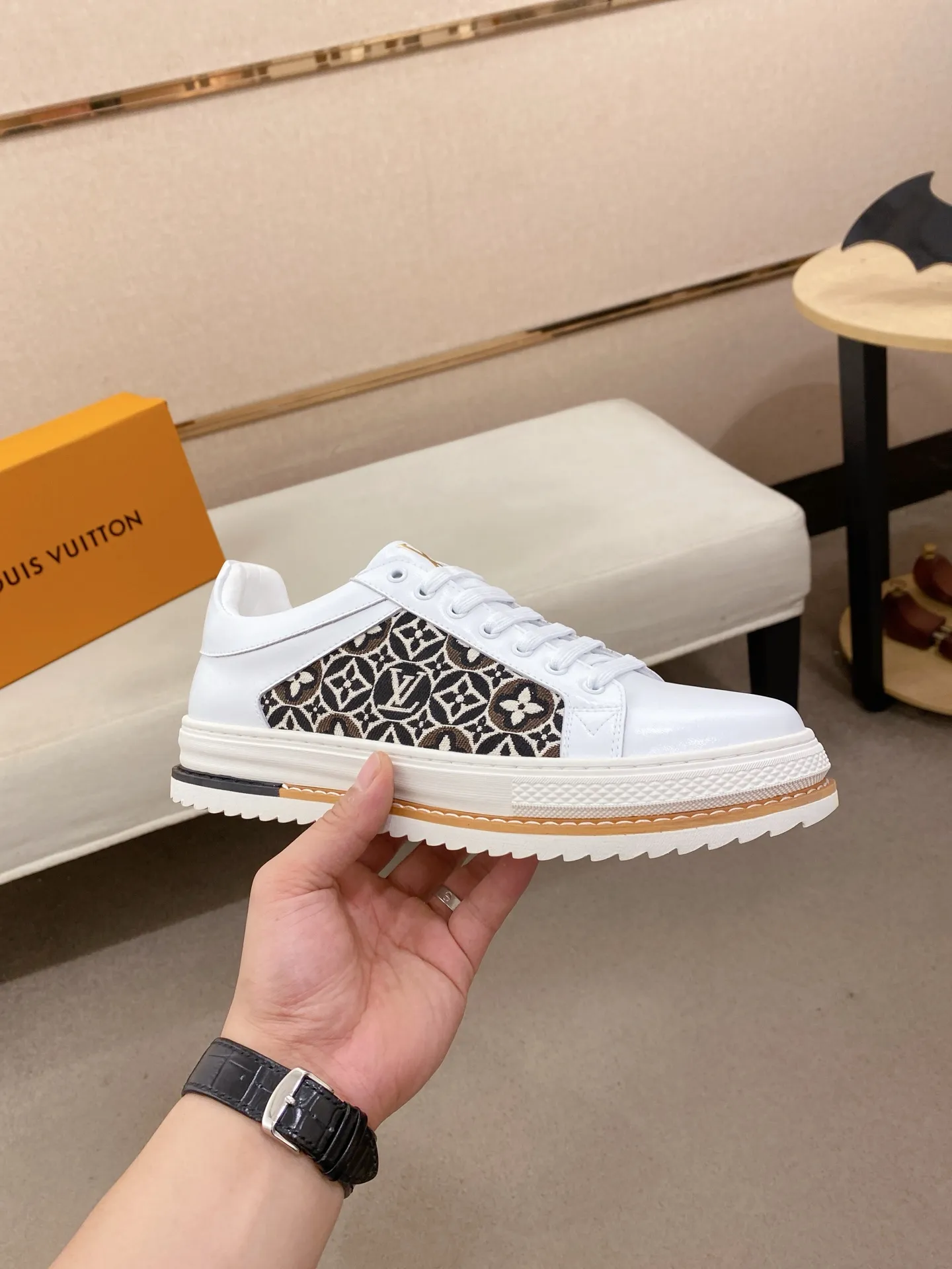 Men's clothing and shoes 400💰Louis Vuitton (Louis Vuitton/LV) top 🔍🔍 new models are on sale at the same time, the upper 🇮🇹 imported first-layer cowhide from Italy, fully imported sheepskin lining 💪💪, completely 1⃣️ to 1 ⃣️Re-engraved🇮🇹💪💪, ⚠Sole: The original sole is specially provided by the original factory, the exclusive movable molded sole is super comfortable, ⚠The original factory follows the order, 🔍🔍high quality, you can enter and exit the counter at will, welcome to compare⚠. Code number:38-44